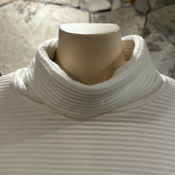 Cropped Sweater - Picture 3 of 8